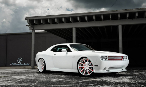 Белый матовый Dodge Challenger от тюнинг-ателье Ultimate Auto